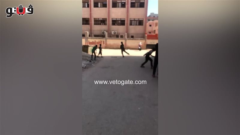 صبية يرشقون مدرسة