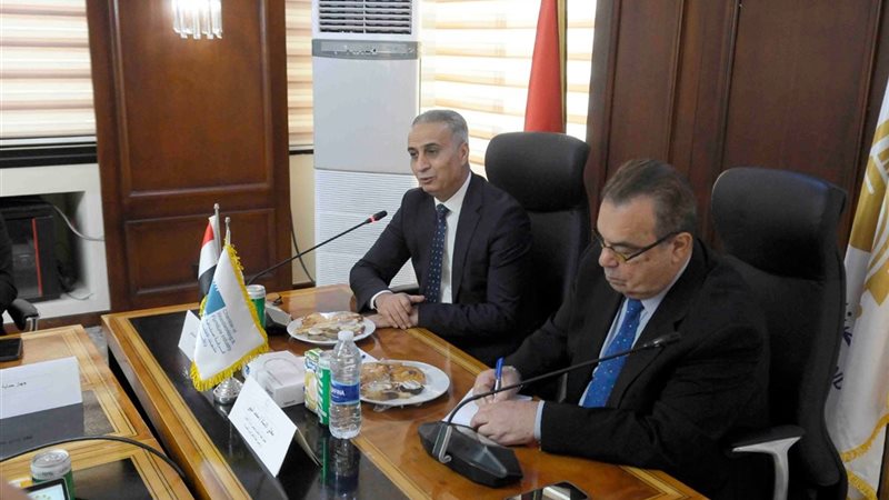 خلال الاجتماع مع