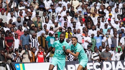 جماهير رواندا تشجع ماييلي، واللاعب يهدي أحدهم قميصه (فيديو)