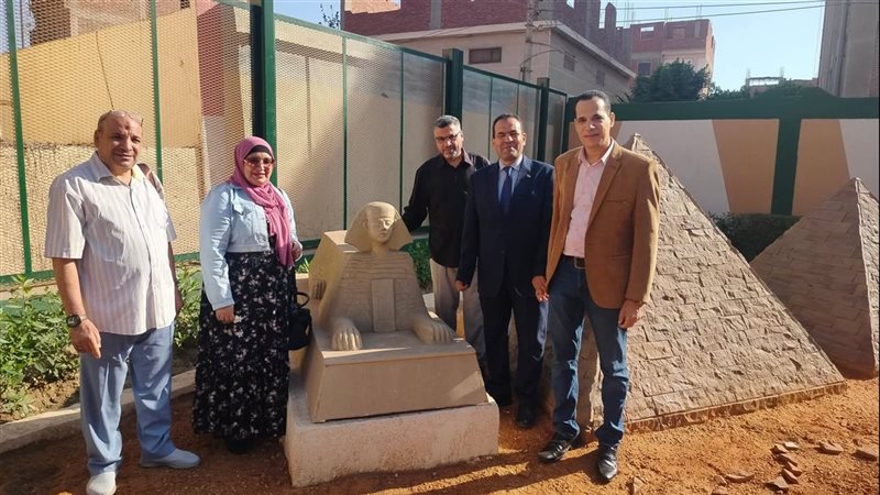 مجسمات للأهرامات