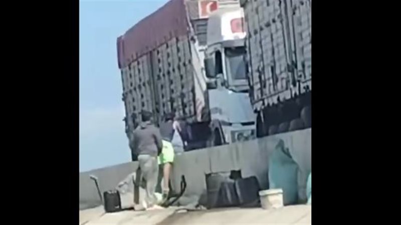 لحظة إفراغ شحنة ذرة