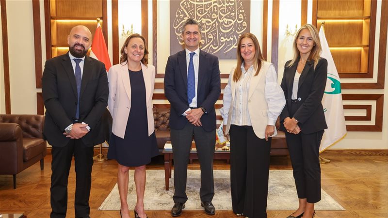 رئيس البريد مع ممثلي