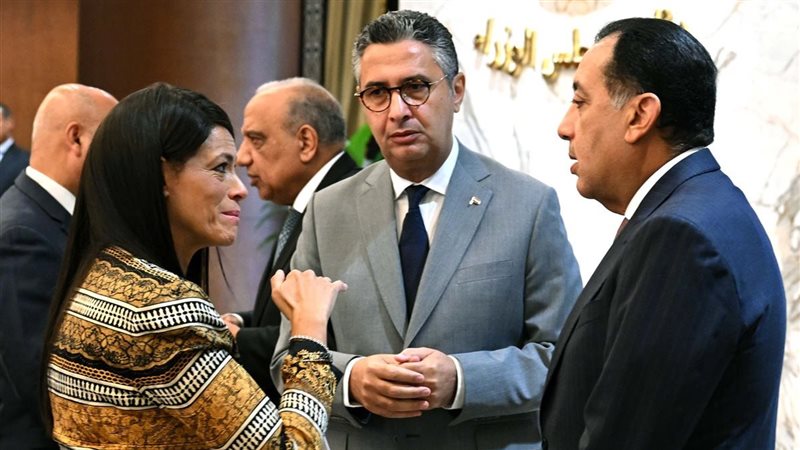 رئيس الوزراء ووزيرة