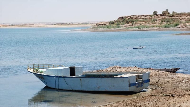 المياه تتدفق في مفيض