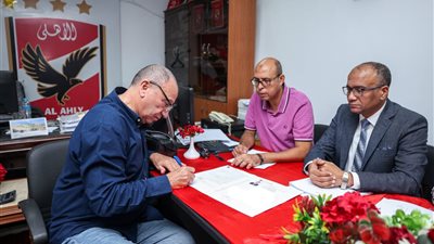 شاهد، الخطيب وقائمته يتقدمون بأوراق ترشحهم في انتخابات الأهلي 
