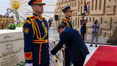  السيسي يضع إكليل الزهور على قبري ناصر والسادات