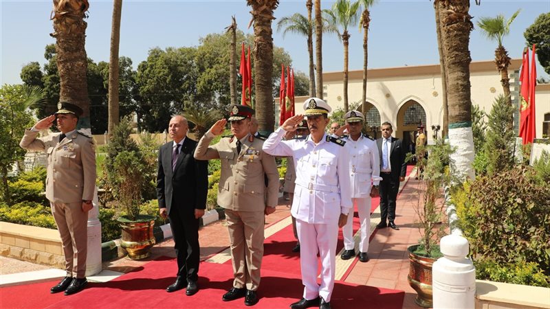 محافظ القاهرة يضع