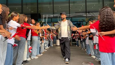 استقبال حافل لمحمد صلاح بمطار القاهرة قبل انضمامه لمعسكر المنتخب (صور)