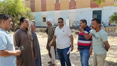 حملات مكثفة لرفع الإشغالات والتعديات على الطرق بمركز الواحات البحرية