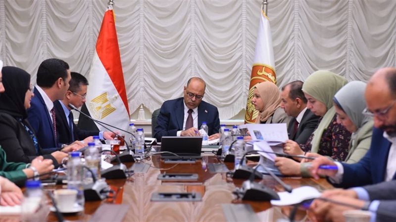 وزير العمل خلال الاجتماع