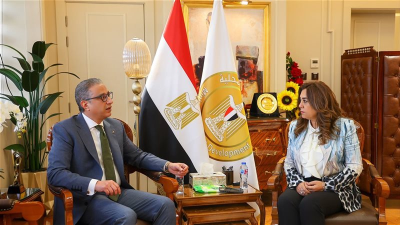 منال عوض مع محافظ