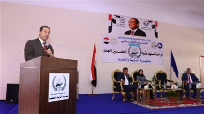 محافظ دمياط يسلم عقود المعلمين الجدد