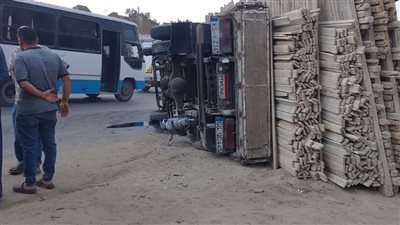 انقلاب سيارة محملة بجراكن تنر على الطريق الحر ببنها 
