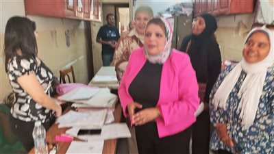 رئيس حي وسط بالإسكندرية تتفقد المبنى الإداري وتوجه بإعادة تأهيل وتنظيم المكاتب لتحسين سير العمل