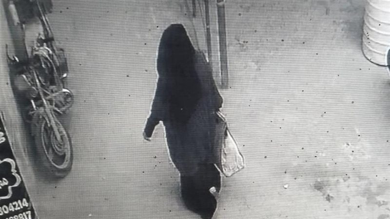 سيدة تلقى طفلة رضيعة