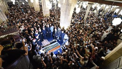 في مشهد مهيب، وداع مؤثر للدكتور أحمد عمر هاشم من الجامع الأزهر بحضور الآلاف من محبيه (صور)