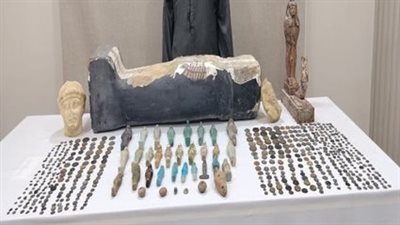 القبض على مزارع ببني سويف وبحوزته 533 قطعة أثرية بقصد الاتجار