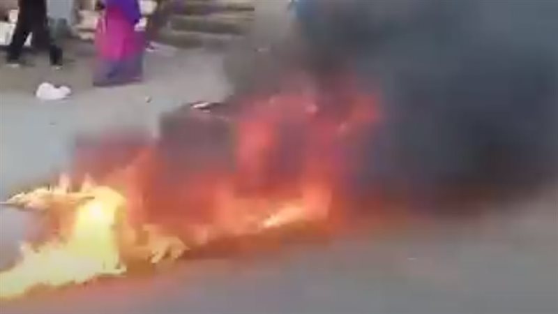 صاحب محل يشعل النار