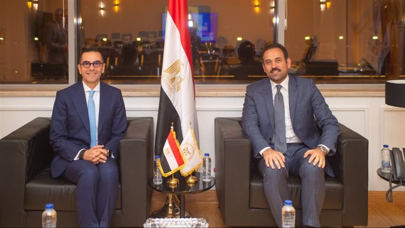  وزير الاستثمار مع