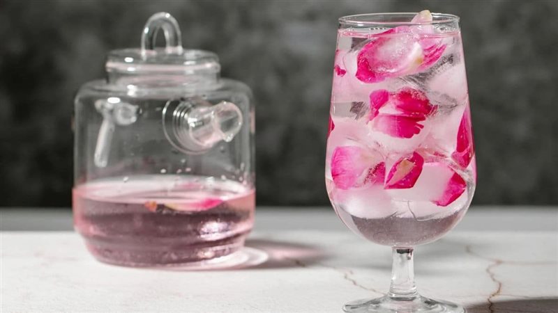فوائد ماء الورد لبشرتك،