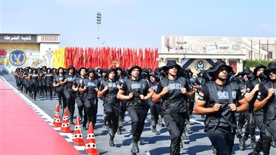 طلاب أكاديمية الشرطة يستعرضون المهام الخاصة أمام السيسي 