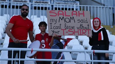 مشجع يفاجئ محمد صلاح برسالة خلال مباراة مصر وجيبوتي