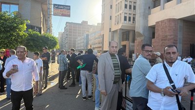 لليوم الثالث، تزاحم المرشحين المحتملين وأنصارهم أمام مجمع محاكم المنصورة بالدقهلية