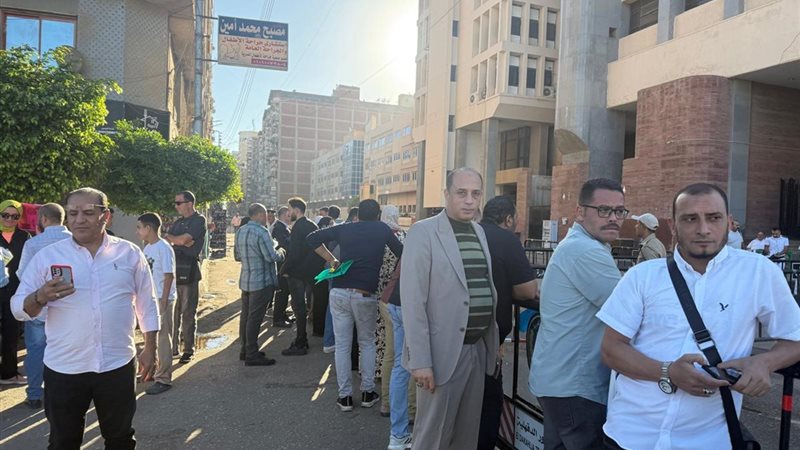 من أمام مجمع محاكم