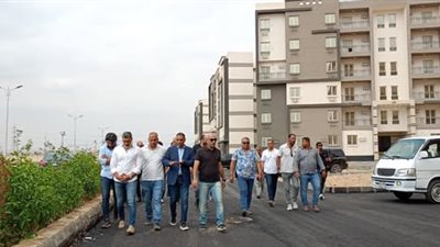 مسؤولو الإسكان يتفقدون أعمال تنفيذ المشروعات التنموية ببدر 