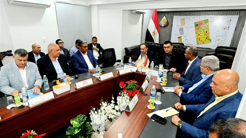 وزير الإسكان ومحافظ