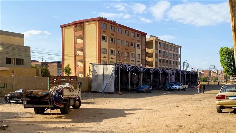 نصب الخيام استعدادا