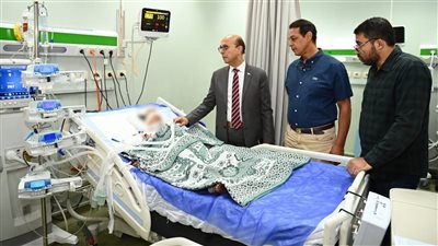 رئيس جامعة أسيوط يتفقد حالة الأطفال المصابين في حادث منقباد ويشدد على الرعاية التامة لهم (صور) 