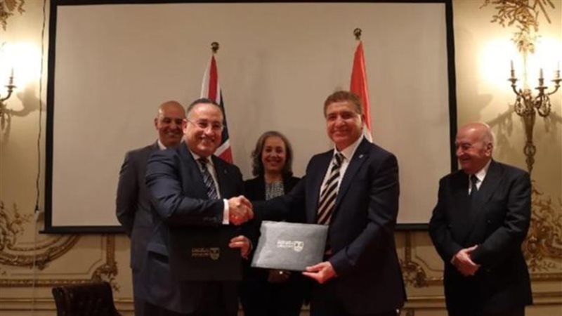 الدكتور عبد العزيز