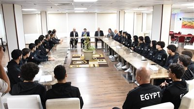 أشرف صبحي يلتقي لاعبي منتخب التايكوندو قبل مشاركتهم في بطولة العالم