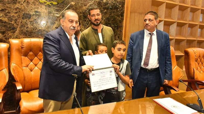محافظ أسيوط يكرم