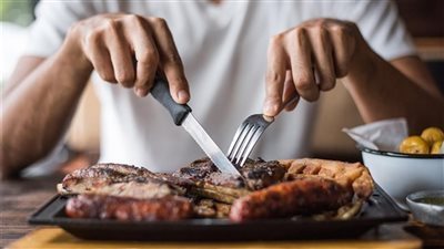 استشارى تغذية: ابدأ طعامك بالبروتين وتجنب النشويات 