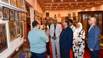 ياسر إدريس يمنح رئيس الاتحاد الدولي للهوكي القلادة الأولمبية 