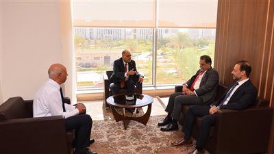 وزير العمل يبحث مع النائب الأول لرئيس غرفة تجارة وصناعة قطر تعزيز التعاون 