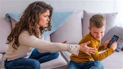  نصائح للأمهات لتقليل تعلق الأطفال بالأجهزة الإلكترونية