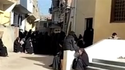 إغماء والدة طفل الدقهلية المقتول على يد زميله قبل تشييع جثمانه 