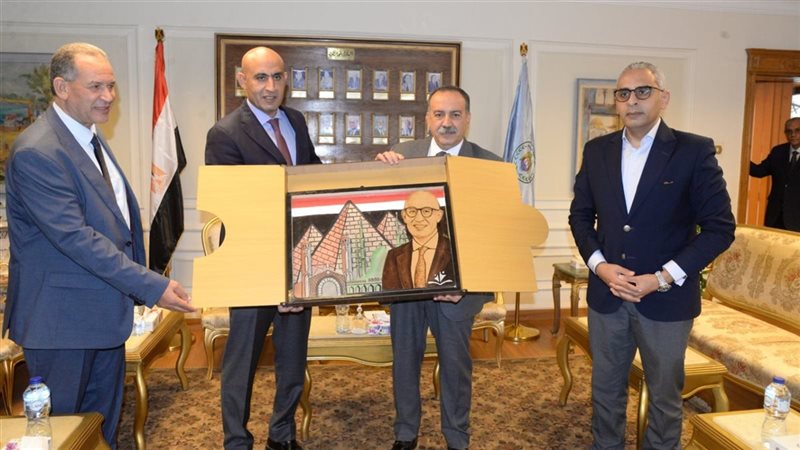 محافظ أسيوط يستقبل