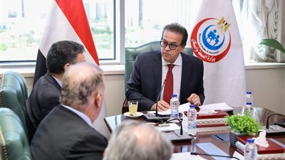 عبدالغفار يبحث إدخال تقنيات المستشفيات الذكية والجراحة الروبوتية ضمن المنظومة الصحية