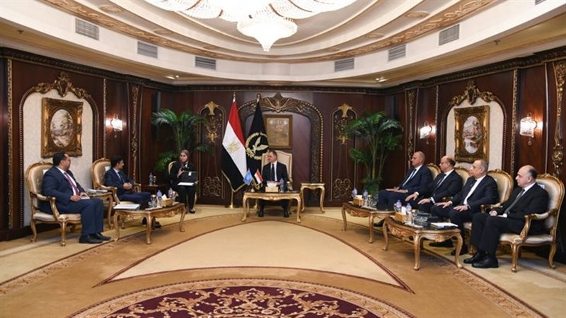 وزير الداخلية يجتمع