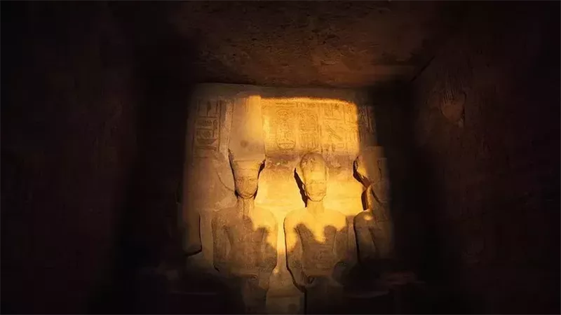 تعامد الشمس علي رمسيس،