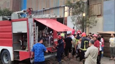 المعمل الجنائي يعاين حريق شقة تسبب في مصرع شاب بالعياط