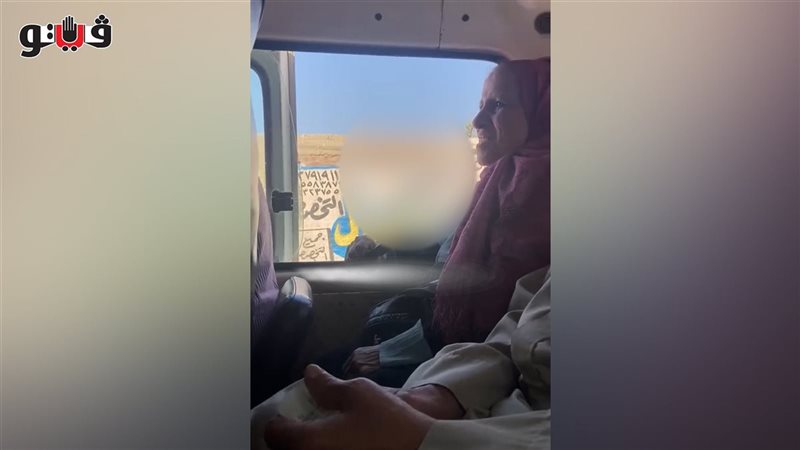 مسنة تمسك سكين في