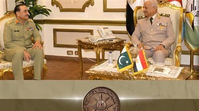 وزير الدفاع والفريق أحمد خليفة يلتقيان رئيس أركان القوات البرية الباكستانية 