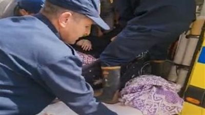 استجابة للاستغاثة، رجال الأمن ينقلون سيدة غير قادرة على الحركة إلى المستشفى (صور)