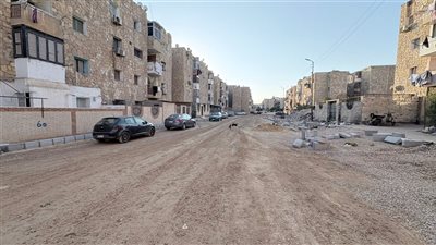 تطوير الشوارع الداخلية بمناطق الشهداء والعبور والدبش بالإسماعيلية (صور)