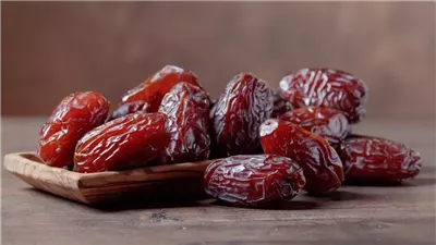 تفسير حلم توزيع التمر في المنام وعلاقته بزوال الأزمات والمشاكل 